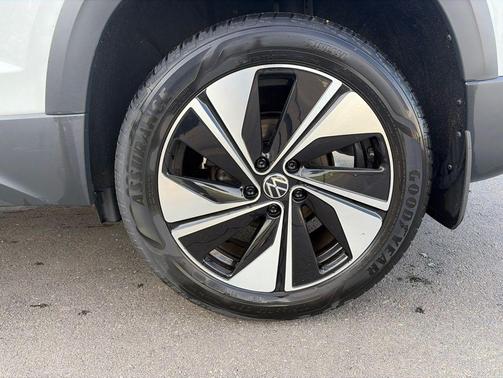 White 2024 Volkswagen Taos 1.5T SE
