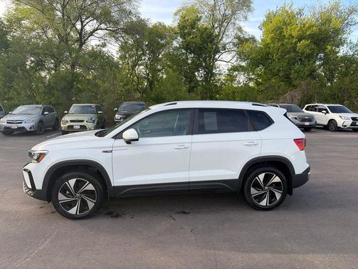 White 2024 Volkswagen Taos 1.5T SE