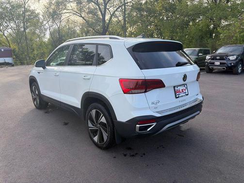 White 2024 Volkswagen Taos 1.5T SE