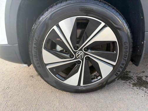 White 2024 Volkswagen Taos 1.5T SE