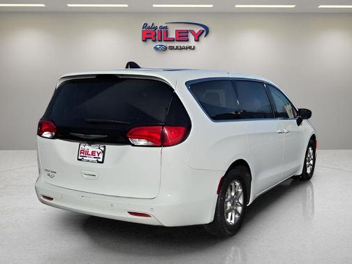 2024 Chrysler Voyager LX