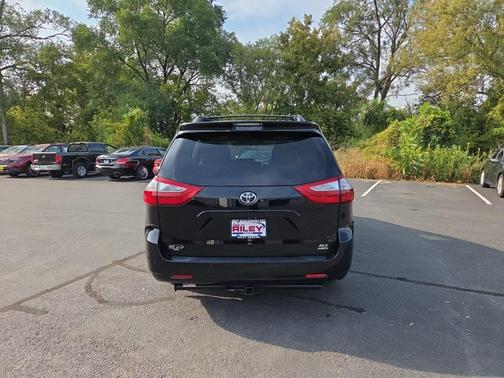 2017 Toyota Sienna XLE