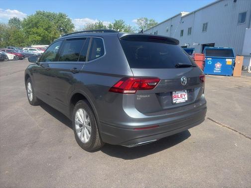 Platinum Gray Metallic 2019 Volkswagen Tiguan 2.0T SE 4MOTION
