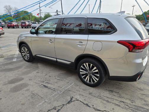 2020 Mitsubishi Outlander SE