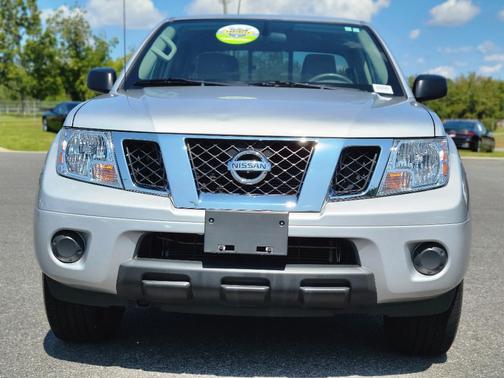 Photo 4 of 32 of 2019 Nissan Frontier SV