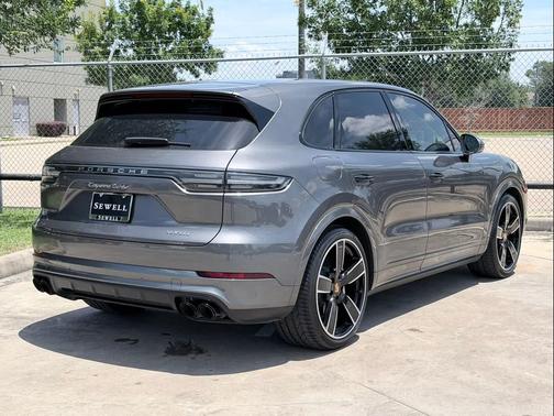 Quartzite Grey Metallic 2022 Porsche Cayenne Turbo