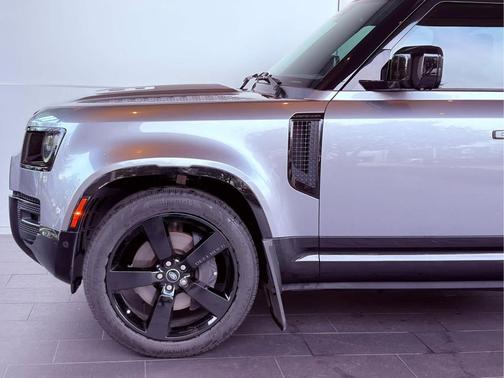2023 Land Rover Defender 130 X-Dynamic SE
