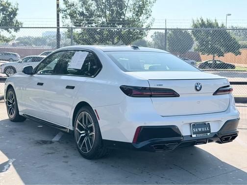 Mineral White Metallic 2023 BMW 760 i xDrive
