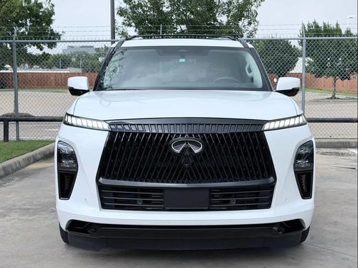 Radiant White 2025 INFINITI QX80 Luxe
