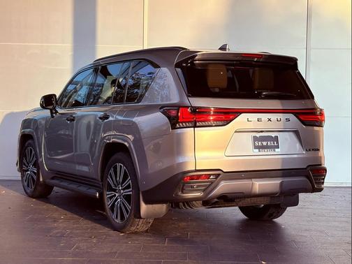 2025 Lexus LX 700h Luxury