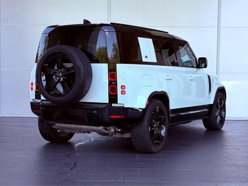 2024 Land Rover Defender 110 P400 X-Dynamic SE