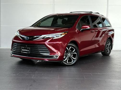 2025 Toyota Sienna Platinum 7 Passenger