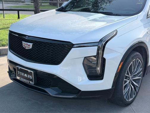 Crystal White Tricoat 2024 Cadillac XT4 Sport