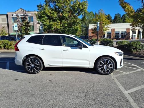 2023 Volvo XC60 B5 FWD Ultimate Dark