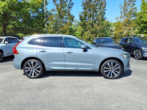 2023 Volvo XC60 B5 FWD Ultimate Bright