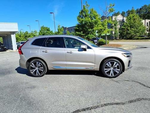 Bright Dusk 2023 Volvo XC60 Plus