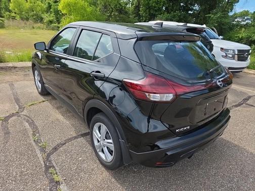 Super Black 2024 Nissan Kicks S