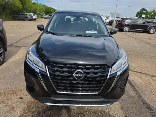 Super Black 2024 Nissan Kicks S
