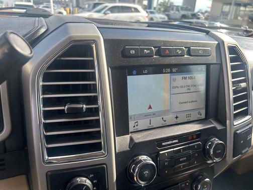 Oxford White 2017 Ford F-250 Lariat