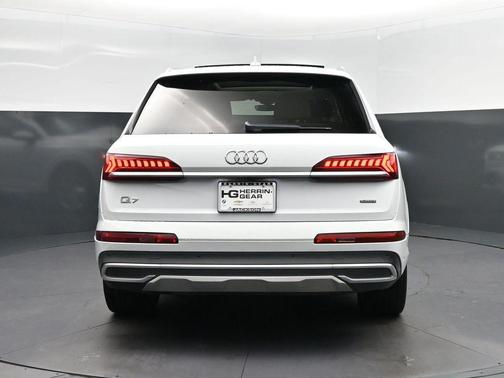 Glacier White Metallic 2021 Audi Q7 45 Premium