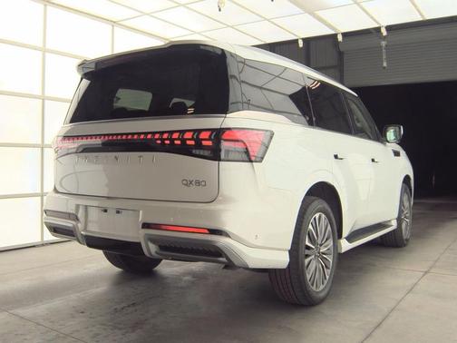 2025 INFINITI QX80 Luxe