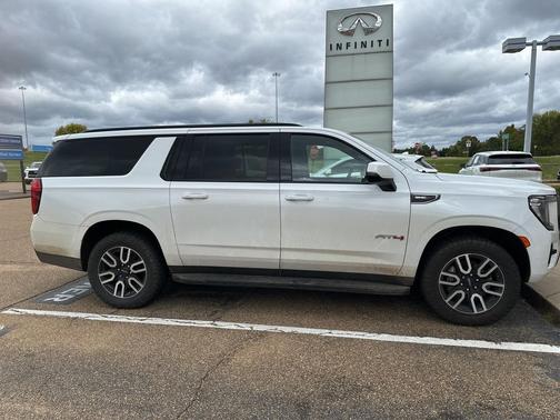 2022 GMC Yukon XL AT4
