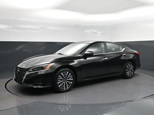 Super Black 2025 Nissan Altima 2.5 SV