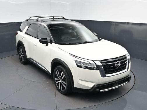 Pearl White Tricoat/Super Black 2023 Nissan Pathfinder Platinum FWD
