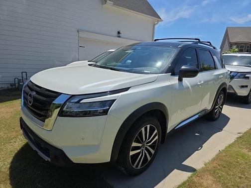 Pearl White Tricoat/Super Black 2023 Nissan Pathfinder Platinum FWD
