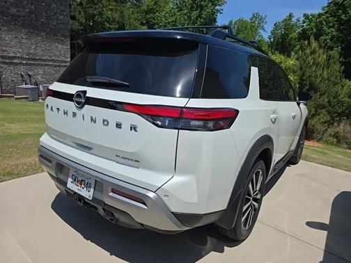 Pearl White Tricoat/Super Black 2023 Nissan Pathfinder Platinum FWD
