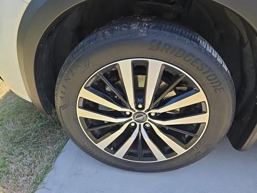 Pearl White Tricoat/Super Black 2023 Nissan Pathfinder Platinum FWD