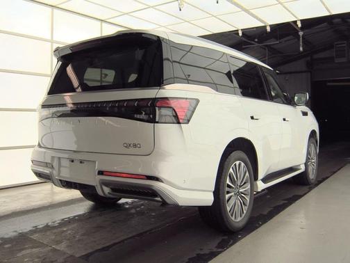 2025 INFINITI QX80 Luxe