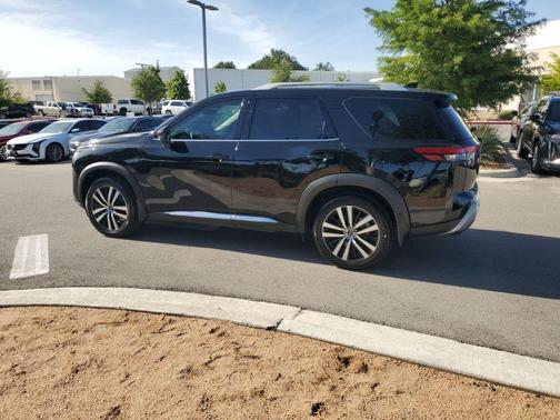 2023 Nissan Pathfinder Platinum FWD