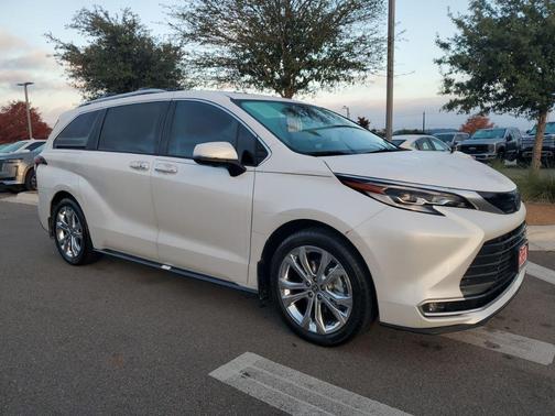 2023 Toyota Sienna Platinum 7 Passenger