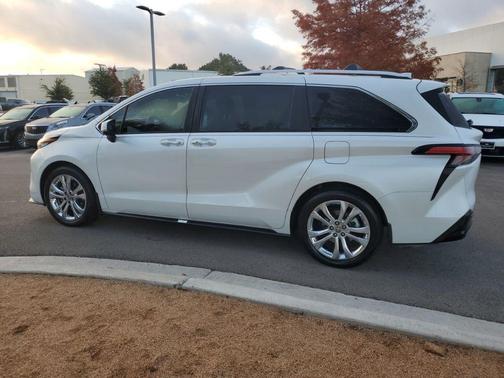 2023 Toyota Sienna Platinum 7 Passenger