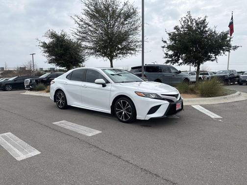 2020 Toyota Camry SE