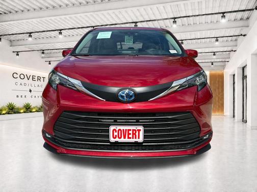 Pearl 2025 Toyota Sienna XLE