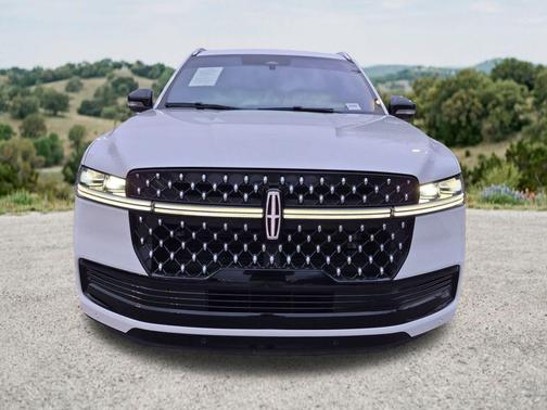 Pristine White Metallic Tri-Coat 2025 Lincoln Navigator Black Label