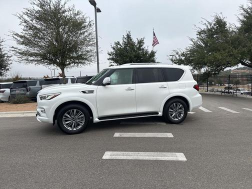 2023 INFINITI QX80 Luxe