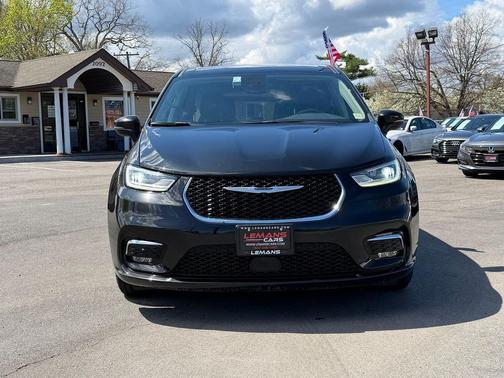 Brilliant Black Crystal Pearlcoat 2023 Chrysler Pacifica Touring L