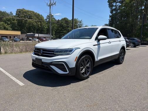 Pure White 2024 Volkswagen Tiguan 2.0T SE