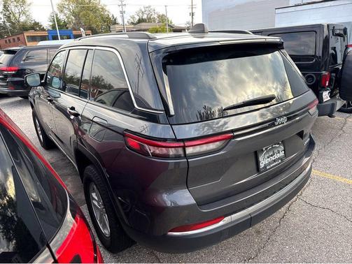 Baltic Gray Metallic Clearcoat 2023 Jeep Grand Cherokee Laredo