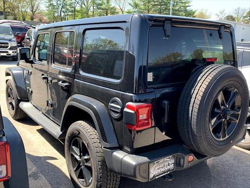 Photo 2 of 6 of 2018 Jeep Wrangler Unlimited Sahara