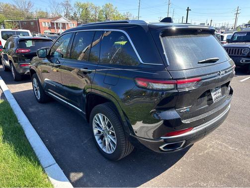 Diamond Black Crystal Pearlcoat 2023 Jeep Grand Cherokee 4xe Summit