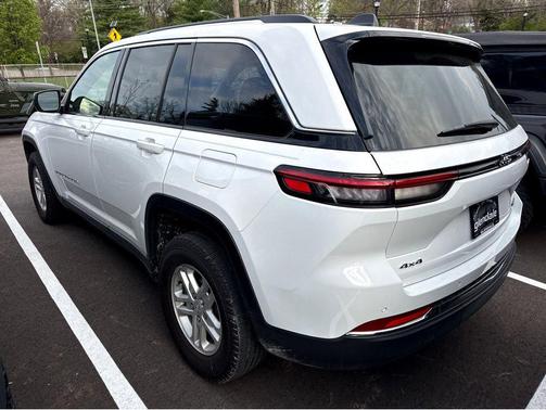 Bright White Clearcoat 2023 Jeep Grand Cherokee Laredo