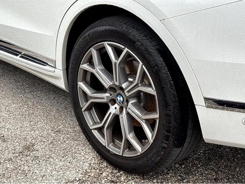 Mineral White Metallic 2022 BMW X7 xDrive40i