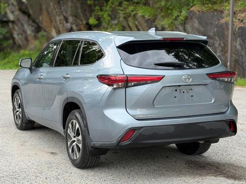 Moon Dust 2021 Toyota Highlander XLE