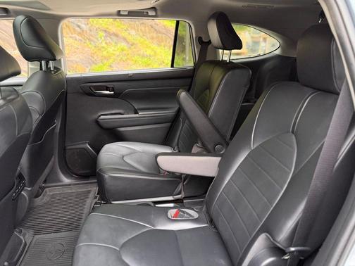 Moon Dust 2021 Toyota Highlander XLE