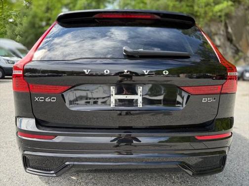 2024 Volvo XC60 B5 Core Dark Theme