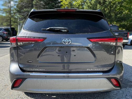 Magnetic Gray Metallic 2020 Toyota Highlander Platinum
